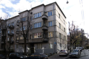 Вул. Дорошенка, 49 – житловий будинок