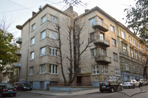 Вул. Дорошенка, 61 – житловий будинок