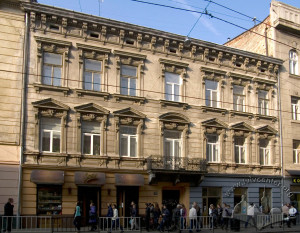 Вул. Дорошенка, 16 – житловий будинок