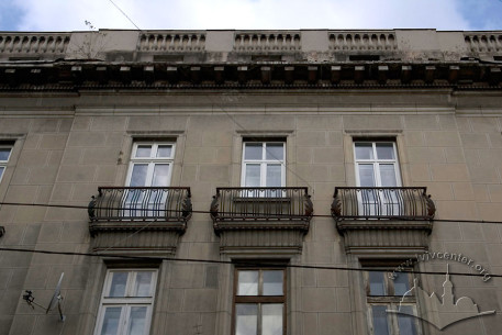 Vul. Doroshenka, 22. 4th floor balconies