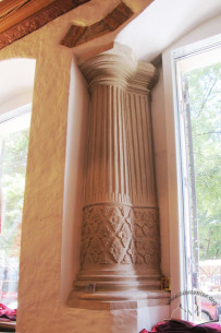 Vul. Fedorova, 8. A Renaissance interfenestral column in a ground floor room