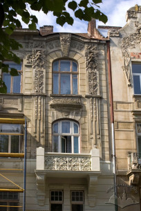 Вул. Академіка Богомольця, 6. Фрагмент збоку головного фасаду