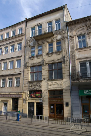 Вул. Дорошенка, 9 – житловий будинок