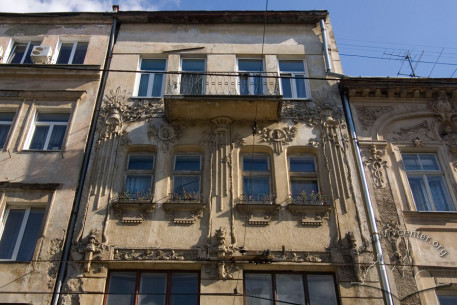 Вул. Дорошенка, 9. Фрагмент головного фасаду