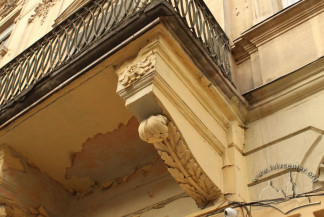 Вул. Личаківська, 3. Білокам'яна консоль балкону 2-го поверху