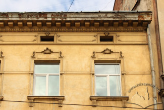 Вул. Личаківська, 3. Вікна 3-го поверху