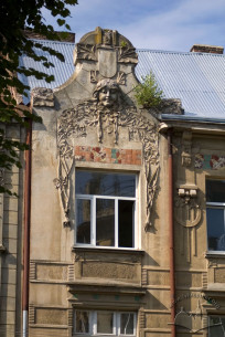 Вул. Академіка Богомольця, 4. Завершення пристінку (розкріповки) головного фасаду