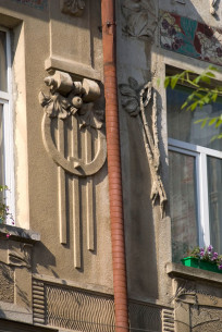 Вул. Академіка Богомольця, 4. Фрагмент ліпного оздоблення (рівень 3-го пов.)
