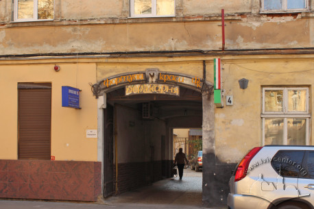 Vul. Levytskoho, 4. Passageway to the courtyard