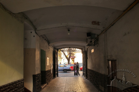 Vul. Levytskoho, 4. Passageway to the courtyard