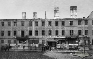 Пл. Адама Міцкевича, 1 – готель "Під трьома гаками", "Російський" (не існує)