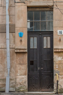 Vul. Vyshenskoho, 16. The main entrance with authentic metal door