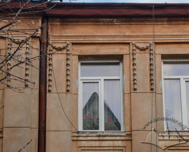 Vul. Vyshenskoho, 16. Second floor windows