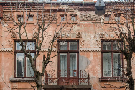 Вул. Вишенського, 20. Вікна і балкон другого поверху