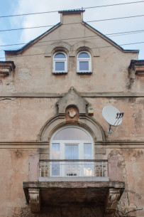 Вул. Вишенського, 9. Балкон другого поверху і причілок фасаду