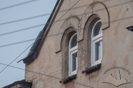 Вул. Вишенського, 9. Вікно на причілку – стилізація романських біфоріїв
