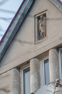 Вул. Вишенського, 13. Вікна третього поверху та причілок із фігурою пелікана