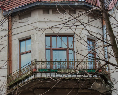 Вул. Вишенського, 13. Наріжний балкон на третьому поверсі