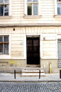 Vul. Valova, 2. The main entrance