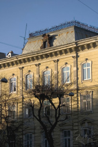 Vul. Valova, 4. Fragment of the facade facing Halytska sq.