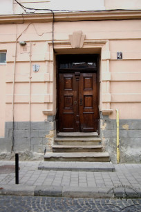 Vul. Valova, 4. The main entrance