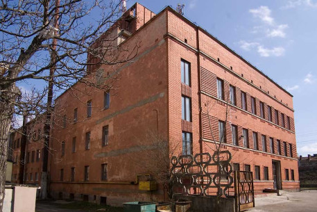 Вул. Кушевича, 1. Колишній Дім працівників громади. Тильна частина будинку, добудована в ході реконструкції у радянський час