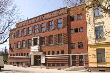 Вул. Кушевича, 1. Колишній Дім працівників громади. Головний (східний) фасад