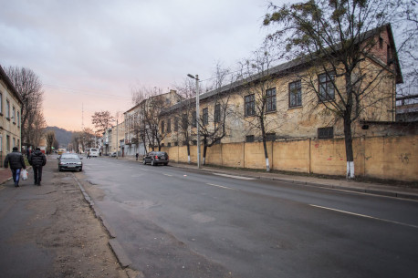 Вул. Хмельницького. Вид у напрямку Високого Замку. Орієнтовно тут розміщувалася фабрика Зиґмунта Рукера у міжвоєнний період.