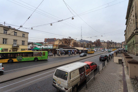 Вул. Торгова і пл. Осмомисла. У центрі фото – ринок "Добробут". Раніше тут розміщувався Краківський ринок.