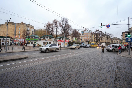Вул. Торгова і пл. Осмомисла. Ринок "Добробут", де раніше розміщувався Краківський ринок.