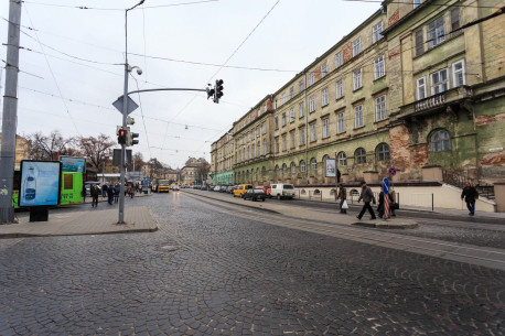 Пл. Осмомисла. Справа на фото – тильний фасад театру ім. Заньковецької.