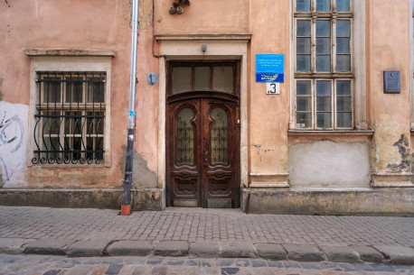 Vul. Vuhilna, 1-3. Former Jakub Glanzer's synagogue. Main entrance