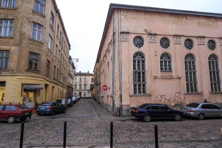 Vul. Vuhilna, 1-3. Former Jakub Glanzer's synagogue. View from pl. Sv. Teodora towards vul. Vuhilna