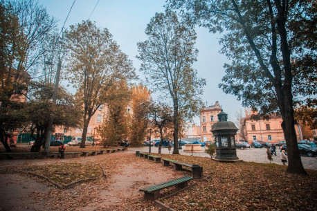 Pl. Staryi Rynok. The green space on the location of the demolished Tempel synagogue