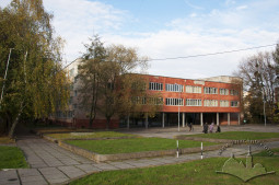 Вул. Зубрівська, 30. Будинок школи №84