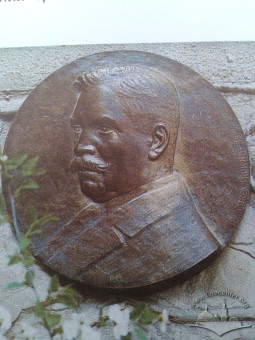 Барельєф Юзефа Томіцького, виконаний у 1925 році Люною Дрекслєр, висів при вході на Львівську електростанцію.