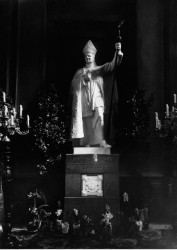 Пам'ятник архієпископа Юзефа Більчевського в каплиці Якуба Стрепи в Латинському кафедральному соборі