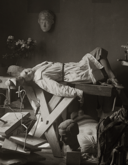 Яніна Райхерт-Тот у своїй майстерні на вул. Курковій (Лисенка) у 1930-х.