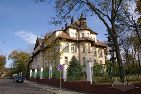Former Solecki sanatorium at 107 Lychakivska St.