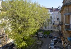 The Square in the Center of the Street. Its Concept and Its State Today