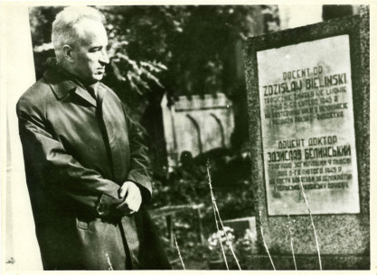 Кароль Курилюк біля могили Здзіслава Бєлінського, 1966