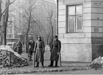 Німецький та український поліціант на перехресті вулиць Wehrmachtstrasse та Hauptstrasse (сьогодні - Князя Романа та Івана Франка)