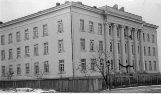 Будинок школи української допоміжної поліції у листопаді 1941 року (колишній виховний заклад Абрагамовичів)