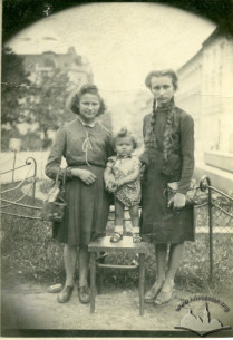 Portrait of women with a child in the Kosciuszka Park (now Ivana Franka), 1945.