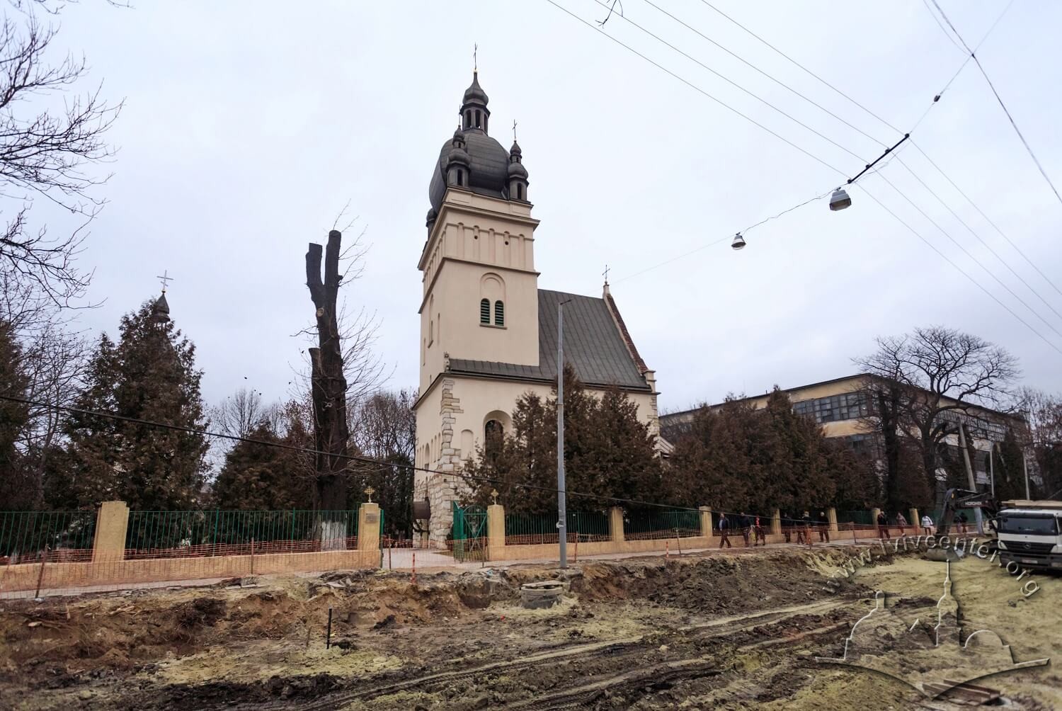 Vul. Khmelnytskoho, 77. View of the church from the southern side while the street is under reconstruction works/Photo courtesy of Nazarii Parkhomyk, 2015