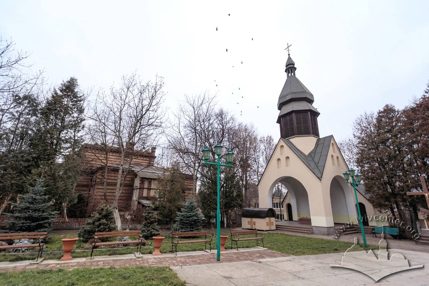 Vul. Khmelnytskoho, 77. Modern chapel located to the northwest of the church. Late 19th c. clergy house is seen on the left, it is derelict today/Photo courtesy of Nazarii Parkhomyk, 2015