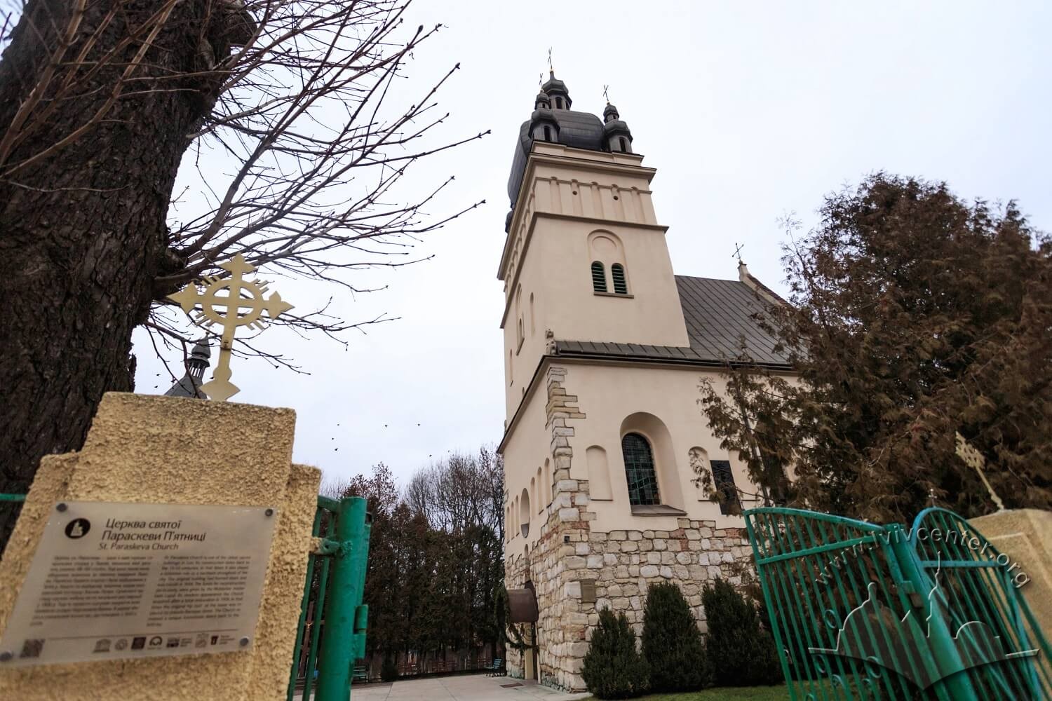 Vul. Khmelnytskoho, 77. Entrance to the church territory/Photo courtesy of Nazarii Parkhomyk, 2015