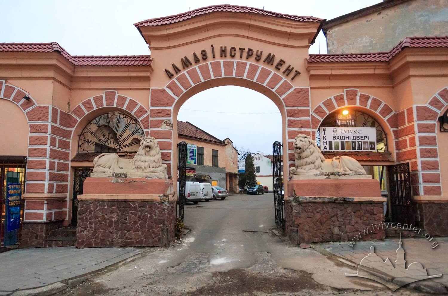 Vul. Khmelnytskoho, 114. The main gate/Photo courtesy of Nazarii Parkhomyk, 2015