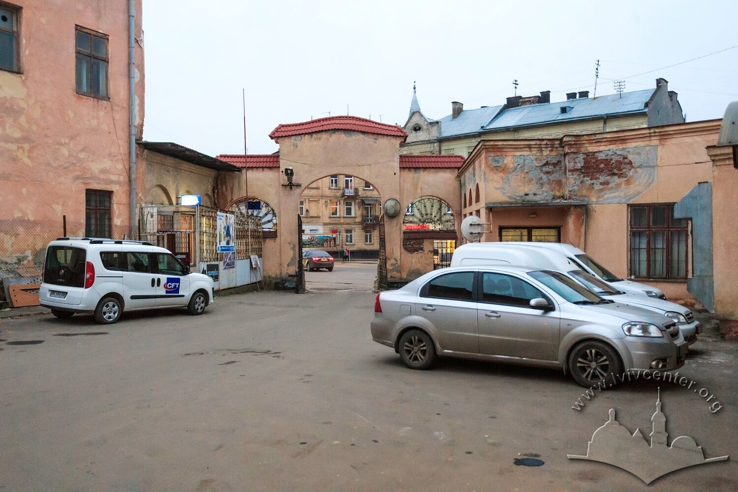 Vul. Khmelnytskoho, 114. The main gate as seen from the inside/Photo courtesy of Nazarii Parkhomyk, 2015