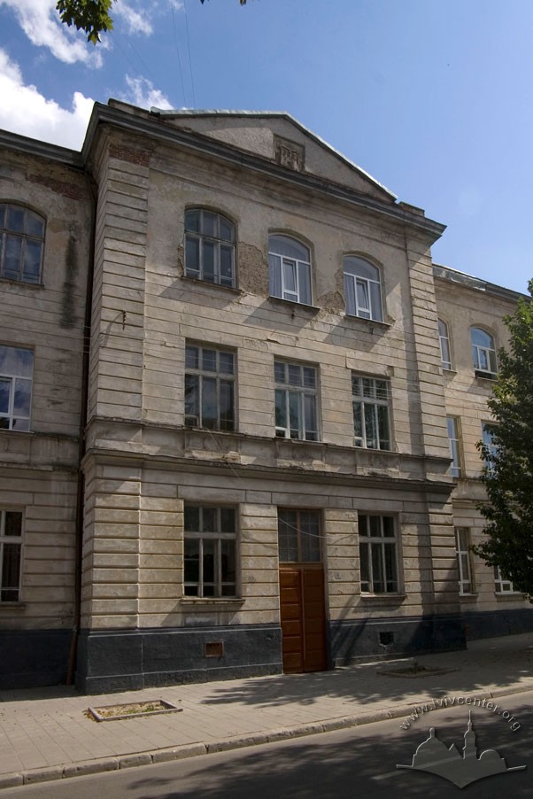 Vul. Zhovkivska, 6. Former St. Martin school, now King Danylo Halytskyi Specialized Middle School no. 57. Avant-corps with the main entrance on the 19th c. school building/Photo courtesy of Ihor Zhuk, 2013